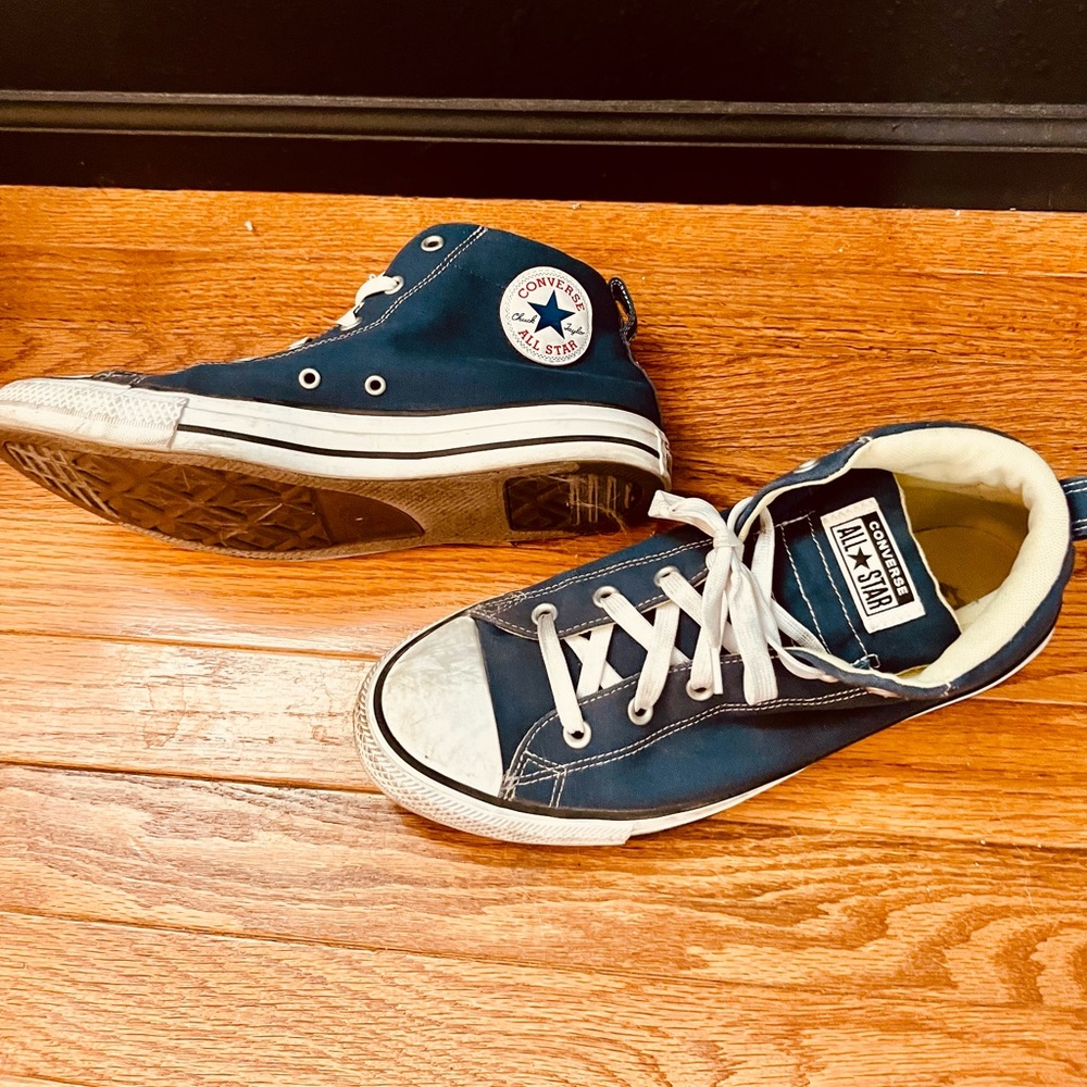 Like new Navy Converse Chuck Taylor Hi Tops